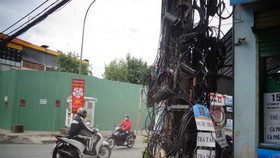 Trụ điện gánh cáp “khủng“