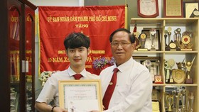 Ông Tạ Long Hỷ khen thưởng cho lái xe Đinh Xuân Giang