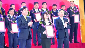 Đại diện Vedan Việt Nam nhận Chứng nhận Tốp 500 doanh nghiệp lớn nhất Việt Nam 2020