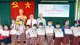 Tặng học bổng cho 100 học sinh tại Long An