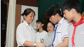 Tặng học bổng và quà tết cho học sinh, sinh viên TPHCM