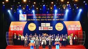 Đại diện Vedan Việt Nam nhận chứng nhận từ Ban tổ chức
