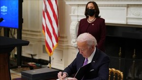 Tổng thống Mỹ Joe Biden ký sắc lệnh hành pháp tại Nhà Trắng ở Washington, DC, ngày 21-1-2021. Ảnh: AFP/TTXVN