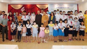 Các em học sinh nhận học bổng