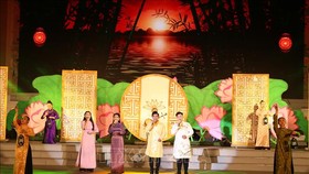Điệu Liên vọng thức “Tình người phương Nam” dưới sự trình bày của nhóm nghệ sĩ: Hồng Bảo Ngọc, Thành Tây, Trần Nhựt Đức và Hàn Ni. Ảnh: TTXVN