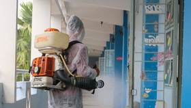 Trường THPT Nguyễn Du (quận 10) vệ sinh, khử khuẩn toàn bộ khuôn viên trường học từ giữa tuần qua. Ảnh: THU TÂM