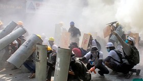 Người biểu tình tại Yangon. Ảnh: REUTERS