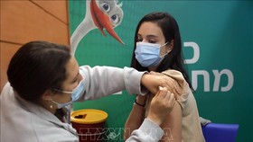 Nhân viên y tế tiêm vaccine phòng Covid-19 cho người dân tại Tel Aviv, Israel, ngày 10-2-2021. Ảnh minh họa: THX/TTXVN