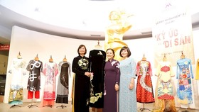 Bà Nguyễn Phương Nga, Chủ tịch Liên hiệp các tổ chức hữu nghị Việt Nam trao tặng áo dài cho Bảo tàng Phụ nữ Việt Nam. Ảnh: hcmcpv.org.vn