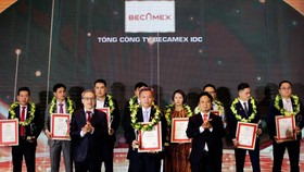 Đại diện Tổng Công ty Becamex IDC tại lễ tôn vinh