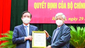 Chủ tịch Ủy ban Trung ương MTTQ Việt Nam Đỗ Văn Chiến (phải) trao quyết định cho đồng chí Lương Quốc Đoàn. Ảnh: TTXVN