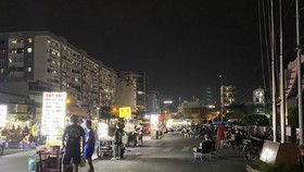 Ngang nhiên phục vụ ăn uống trước công viên