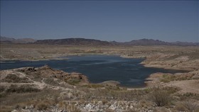 Một hồ nước gần Las Vegas, bang Nevada, Mỹ gần khô cạn do nắng nóng kéo dài, ngày 10/6/2021. Ảnh: AFP/TTXVN