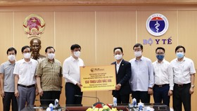 Ông Đỗ Quang Hiển, Chủ tịch HĐQT kiêm Tổng Giám đốc Tập đoàn T&T Group trao tặng Bộ Y tế toàn bộ bơm kim tiêm phục vụ chiến dịch tiêm 150 triệu liều vaccine phòng Covid-19 cho Bộ trưởng Bộ Y tế Nguyễn Thanh Long