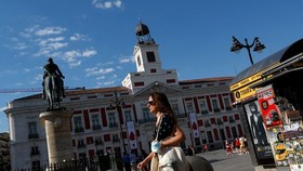 Người dân Tây Ban Nha tại Madrid. Ảnh: REUTERS