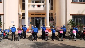 Các thành viên đội “shipper áo xanh”, phường 11, TP Cao Lãnh hàng ngày đi chợ giúp bà con