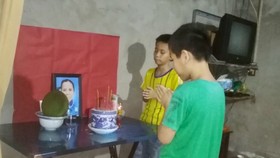 Vợ mất, một mình lo mẹ già và 2 con