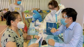 Bác sĩ “sửa lỗi” ngoại hình xông pha chống dịch