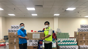 Ông Nguyễn Thanh Nhã, Trưởng Ban TCNS EVNHCMC (bên phải) tiếp nhận vật tư y tế hỗ trợ CNVC-NLĐ điều trị Covid-19 từ đại diện Công đoàn Điện lực Việt Nam