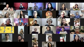 Tiếng cười mùa giãn cách