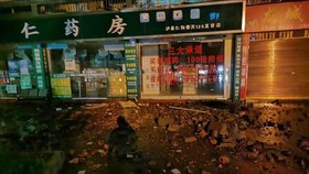 Nhiều ngôi nhà bị hư hại trong trận động đất tại tỉnh Tứ Xuyên, Trung Quốc, ngày 16-9. Ảnh: TTXVN