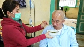 Cha bệnh nặng, con trai bỏ học