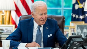 Tổng thống Biden trong cuộc điện đàm với người đồng cấp Pháp hôm 22-9. Ảnh: REUTERS