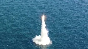 Một tên lửa đạn đạo (SLBM) phóng từ tàu ngầm Dosan Ahn Chang-ho lớp 3.000 tấn tại Trung tâm Thử nghiệm ADD Anheung ở tỉnh Nam Chungcheong ngày 15-9. Ảnh: REUTERS
