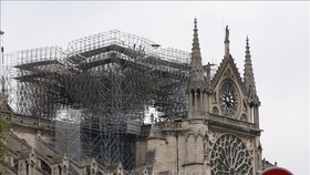 Nhà thờ Đức Bà ở Paris bị phá hủy một phần sau vụ hỏa hoạn ngày 16-4-2019. Ảnh: TTXVN