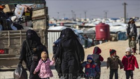 Phụ nữ và trẻ em Syria tại trại tị nạn al-Hol ở tỉnh Hasakeh, miền Đông Bắc Syria. Ảnh: TTXVN