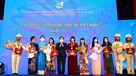 Giải thưởng Phụ nữ Việt Nam năm 2021 được trao cho 6 tập thể và 10 cá nhân xuất sắc trên các lĩnh vực kinh tế, giáo dục, văn hóa, y học, công tác xã hội, phát triển cộng đồng. Ảnh: VGP