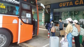 Người dân xếp hàng chờ lên xe tại Bến xe miền Đông