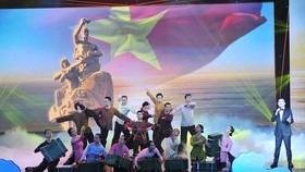 Tiết mục văn nghệ trong phần 1 với tên gọi Huyền thoại với nội dung giới thiệu sự ra đời đường Hồ Chí Minh trên biển; quá trình đóng tàu phục vụ đi biển vận chuyển vũ khí… Ảnh: TTXVN