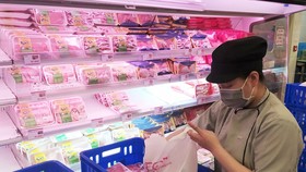 Hàng bình ổn tại các siêu thị luôn sẵn sàng phục vụ người tiêu dùng