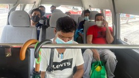 Công nhân nhập cư được đưa đón bằng xe buýt nhỏ