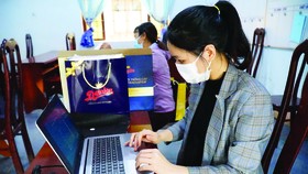 Một cô giáo tại huyện Buôn Đôn, tỉnh Đắk Lắk trải nghiệm chiếc laptop vừa được trao tặng