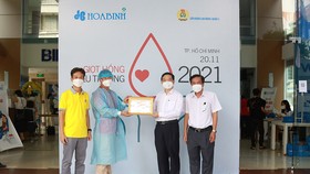 Ông Lê Viết Hải - Chủ tịch HĐQT Tập đoàn Xây dựng Hòa Bình (người thứ hai từ phải sang) cùng tham gia Ngày hội Hiến máu nhân đạo