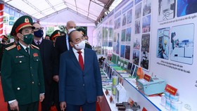 Chủ tịch nước Nguyễn Xuân Phúc thăm khu trưng bày sản phẩm khoa học - công nghệ tại Trung tâm Nhiệt đới Việt - Nga. Ảnh: TTXVN