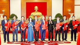 Trao quyết định nghỉ chế độ cho 28 Ủy viên Trung ương Đảng khóa XII không tái cử