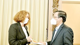 Chủ tịch UBND TPHCM Phan Văn Mãi tiếp bà Carolyn Turk, Giám đốc Quốc gia Ngân hàng Thế giới (WB) tại Việt Nam. Ảnh: VIỆT DŨNG