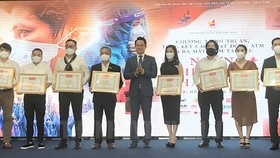Lãnh đạo Hội Doanh nhân trẻ Việt Nam trao Bằng khen tặng các tập thể và cá nhân có nhiều đóng góp cho chương trình ATM. Ảnh: hcmcpv.org.vn