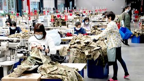 Một dây chuyền may quân phục tại Công ty Crye Precision, New York