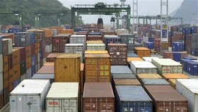 Container hàng hóa được bốc dỡ tại cảng Busan, Hàn Quốc. Ảnh: TTXVN