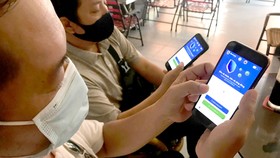 Sử dụng điện thoại di động thông minh ngày càng phổ biến Ảnh: HOÀNG HÙNG