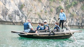 Các doanh nghiệp du lịch tập trung khai thác nguồn khách trong nước. Ảnh: THU HÀ