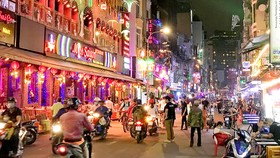 Phố Bùi Viện rộn ràng về đêm Ảnh: HOÀNG HÙNG