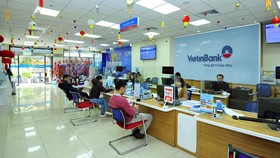 Khách hàng giao dịch tại Vietinbank