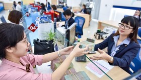 Lãi suất thấp tạo “sóng” chứng khoán
