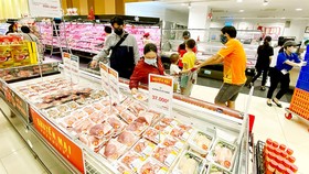 Mua thịt heo tại AEON Tân Phú, TPHCM. Ảnh: CAO THĂNG