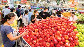Người dân mua sắm tại Emart, Gò Vấp, TPHCM. Ảnh: CAO THĂNG